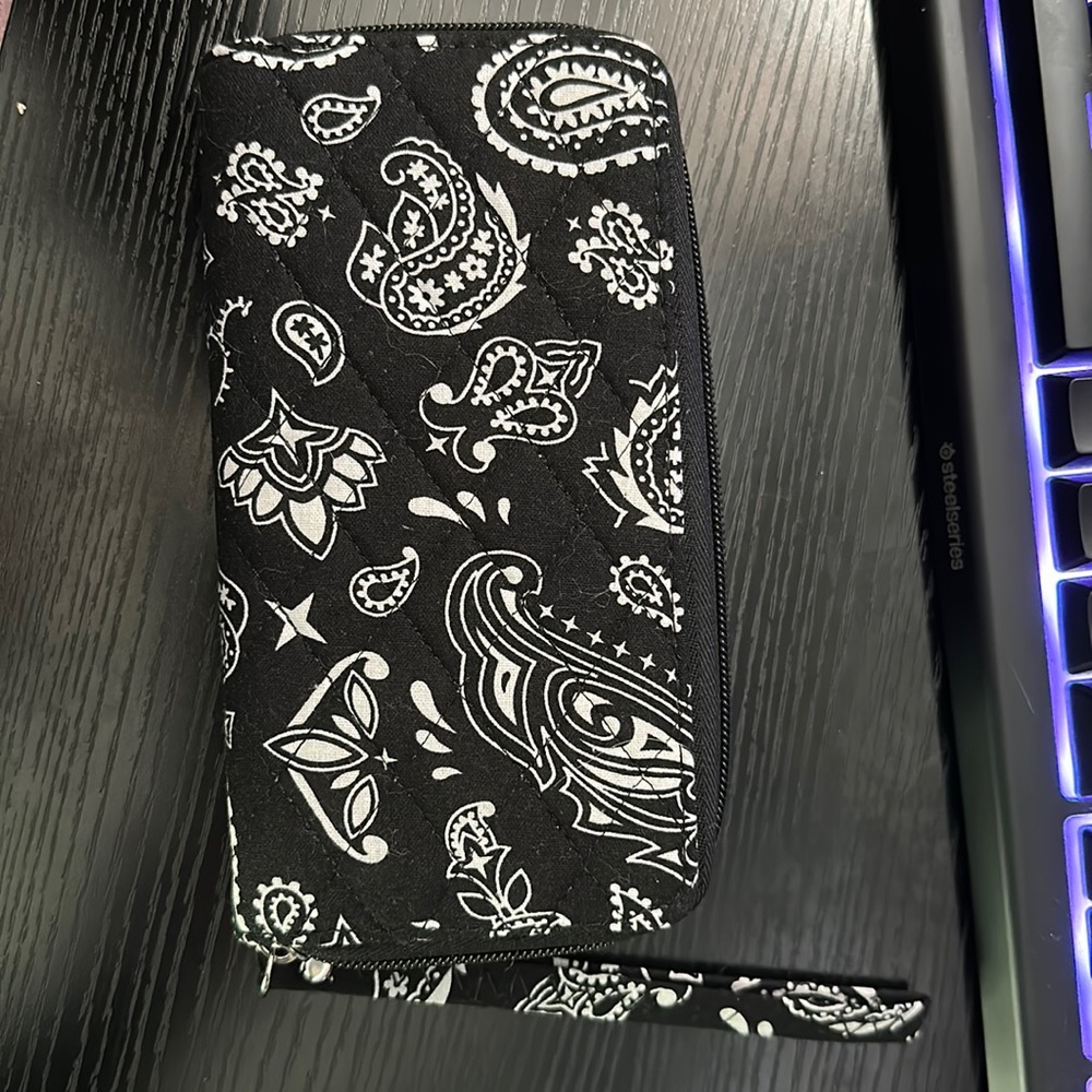Black and White Paisley Women's Wallet